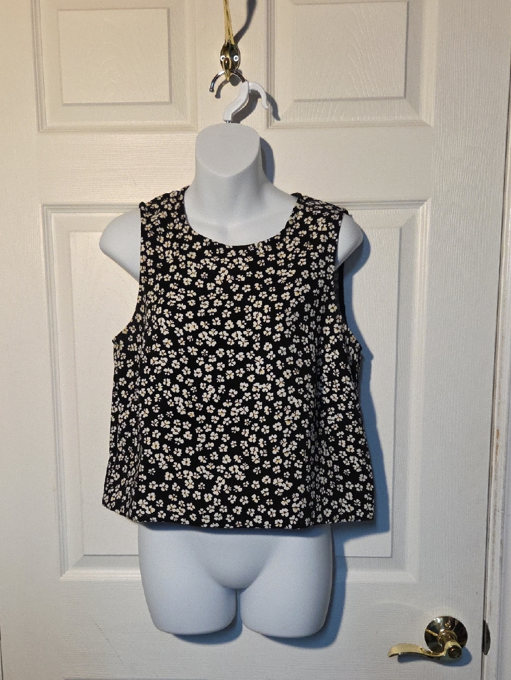 en Thread Sleeveless Black Floral Tank Top Blouse with White Daisies Sz S